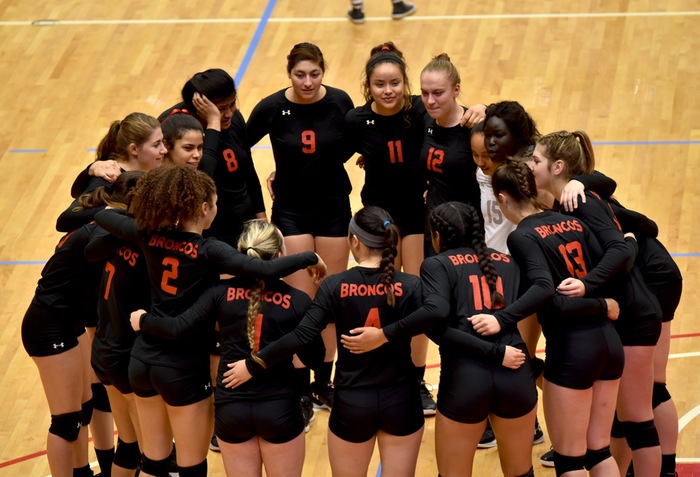 Team huddle by the Bronco volleyball team prior to their first match against Tyler Junior College at the 2018 NJCAA D1 National Championships in Hutchinson, KS.